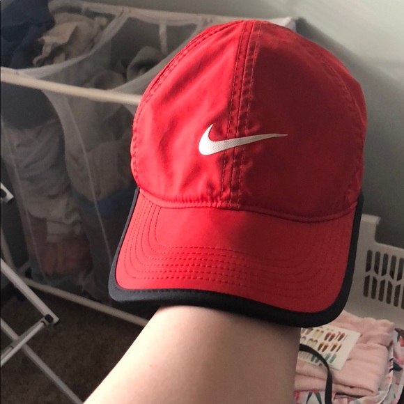 🔴Nike Feathrlight Dri-Fit Hat🔴 make me an offer! - Picture 1 of 4